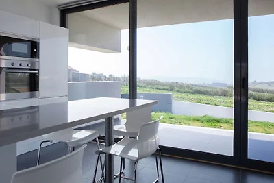 Villa moderna con bella vista, situato su un ...