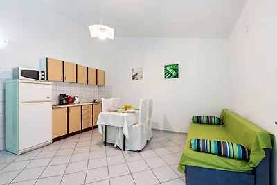 Schöne Ferienwohnung in Jasenice in Meernähe
