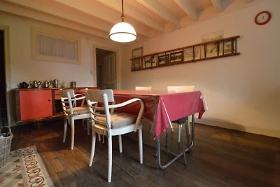 Geräumiges Ferienhaus in der Nähe des Waldes