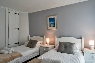 Sea-view cottage in Sennen, No Deposit