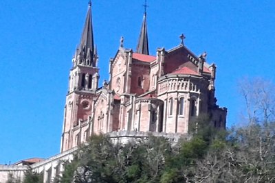 Placido palazzo a Cangas de Onís con giardino