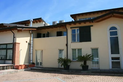 Appartamento panoramico a Salò con piscina
