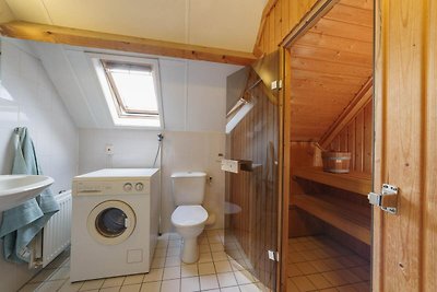 Geräumiges Ferienhaus mit Sauna in Strandnähe