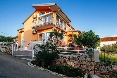 Schönes Ferienhaus in Maslenica in Strandnähe