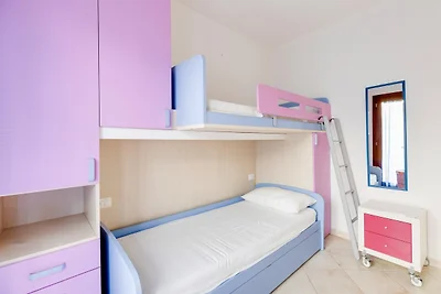 Zwembad condivisa en ampio spazio esterno...