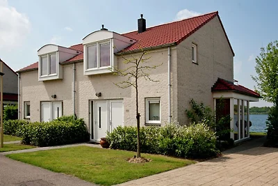 Haus mit Garten in einem Ferienpark in...