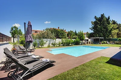 Moderne Villa in Pula mit Pool und Parkplatz