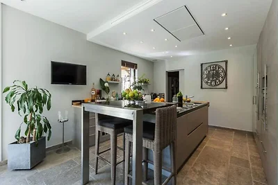 Villa in Juan-les-Pins mit Pool und Whirlpool