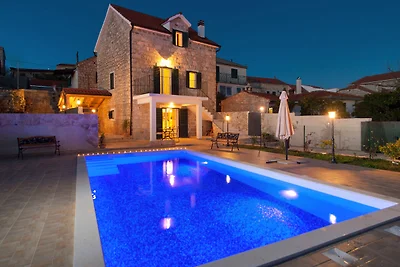 Villa moderna a Grohote con piscina