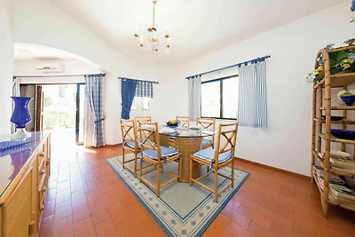 Modernes Ferienhaus in Quarteira mit...