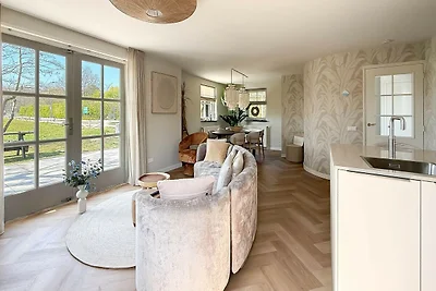 Villa mit weitläufigem, sonnigem Garten