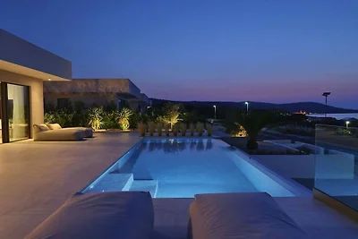 Villa in Tkon mit Schwimmbecken
