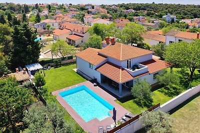 Moderne Villa in Pula mit Pool und Parkplatz