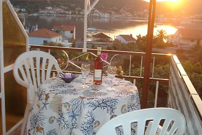 Accogliente appartamento a Vinišće con molo