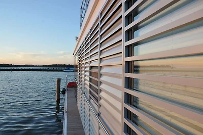 Hausboot im Hafen in Ribnitz-Damgarten