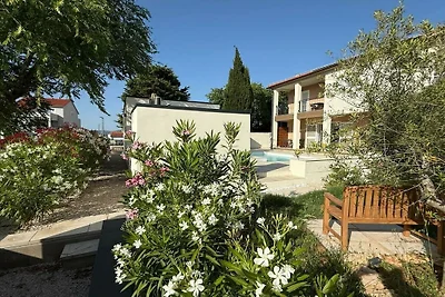 Dom wakacyjny w Murterze z basenem