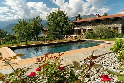 Vakantiehuis in Colico met zwembad