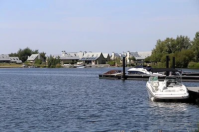 Moderne Lodge am Wasser in einem Nationalpark