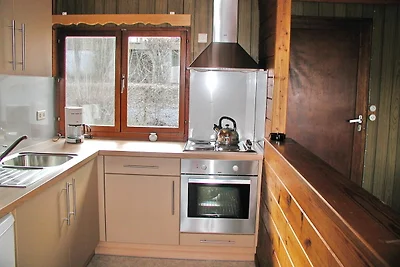 Gemütliches Ferienhaus mit Ofen in grüner...