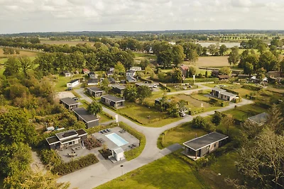 Stilvolle Eichenholz-Lodge für 4 mit Pool