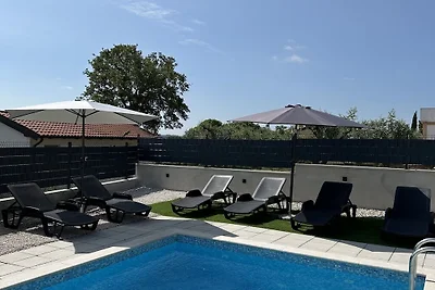 Casa de vacaciones en Buje con piscina.