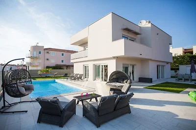 Villa in Novigrad met zwembad