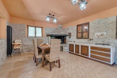 Elegante villa con piscina a Piandimeleto
