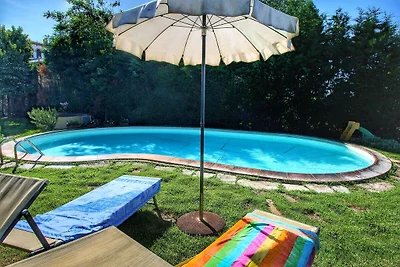 Attraente villa con piscina