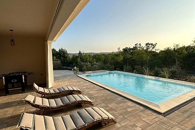 Moderne Villa mit Pool und Wellness