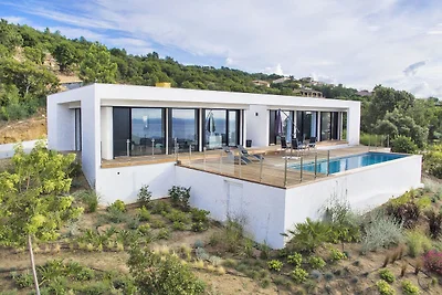 Geräumige moderne Villa mit privatem Pool