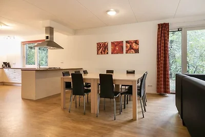 Ruime bungalow in het bos met sauna