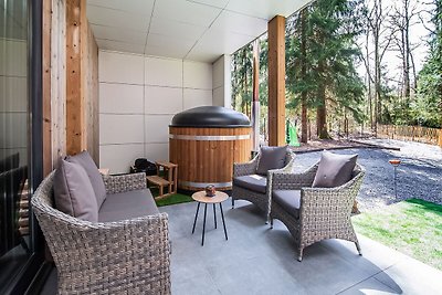 Schönes Ferienhaus in Biron mit Fass-Sauna un...