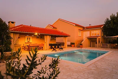 Villa a Pridraga con piscina e cinque persone