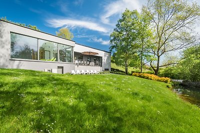 Modernes Ferienhaus mit Innenpool in...