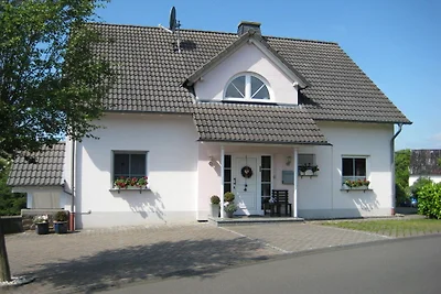 Moderne woning met tuin midden in een...