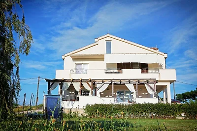 Wohnung in Ljubac mit Garten