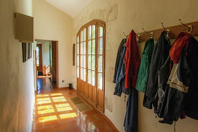 Schönes Ferienhaus in Issac mit Schwimmbad