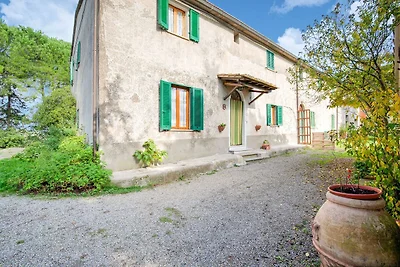 Ruhiges Ferienhaus in Chianni mit Garten