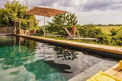 Moderna casa vacanze con piscina