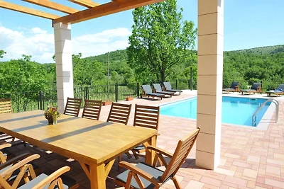 Luxuriöse Villa in Tijarica mit privatem Pool