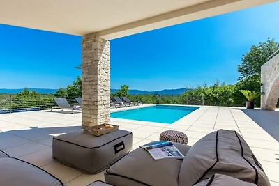 Villa in Nedešćina mit Schwimmbecken