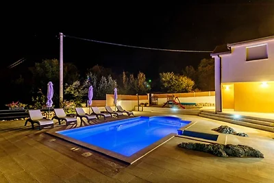 Luxuriöse Villa in Nova Sela mit beheiztem...