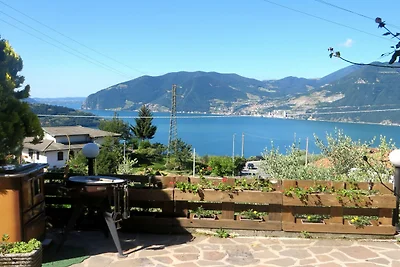 Moderne Villa in Marone met privé zwembad
