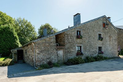 Casa colonica situata ai margini del bosco