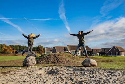 Villa met rieten dak midden in de natuur