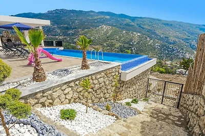 Villa a Kalkan con piscina