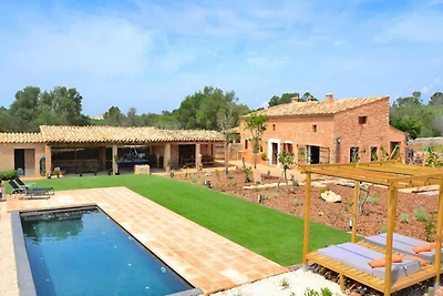 Haus in Llubi mit Pool und Garten