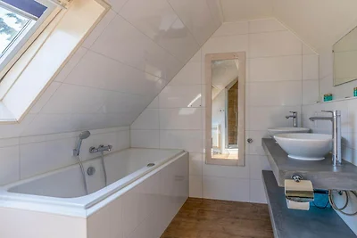 Charmante Villa mit Terrasse am Wasser