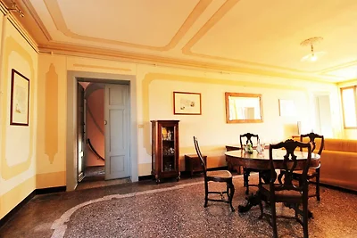 Ruim appartement in Venetiaanse villa met...