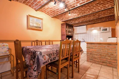 Casa colonica situata ai margini del bosco